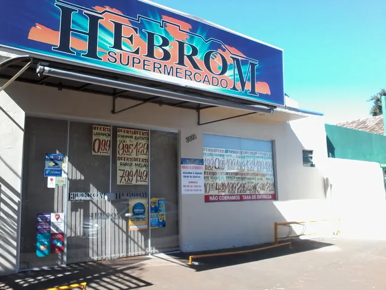 Letreiro do Hebrom Supermercado na fachada da loja